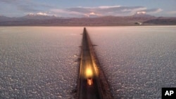 Un automóvil circula por una carretera que atraviesa el Salar de Atacama, cerca de la mina de litio Albemarle en Chile, el 17 de abril de 2023. El país se abre a la explotación del codiciado mineral para el sector privado.