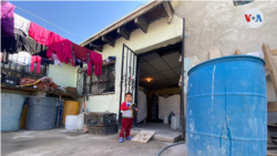 Niños con sus padres aguardan para pasar a EE.UU., en el refugio El Buen Samaritano, en Ciudad Juárez, México. [Foto: Celia Mendoza]