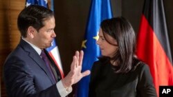 মিউনিখ নিরাপত্তা সম্মেলনের সময়ে যুক্তরাষ্ট্রের পররাষ্ট্রমন্ত্রী মার্কো রুবিও কথা বলছেন জার্মান পররাষ্ট্রমন্ত্রী অ্যানালিনা বায়েরবুকের সঙ্গে। মিউনিখ, ১৫ ফেব্রুয়ারি ২০২৫। জি-সেভেন সদস্যরাষ্ট্রগুলির মধ্যে যুক্তরাষ্ট্র ও জার্মানি ইউক্রেনের জন্য শান্তি চুক্তির পক্ষে সম্মত হয়েছে।
