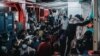 Ratusan imigran berjejal di dek kapal Ocean Viking milik organisasi kemanusiaan, SOS Mediterranee, setelah diselamatkan saat terkatung-katung di lepas pantai Libya, 6 Juli 2021.