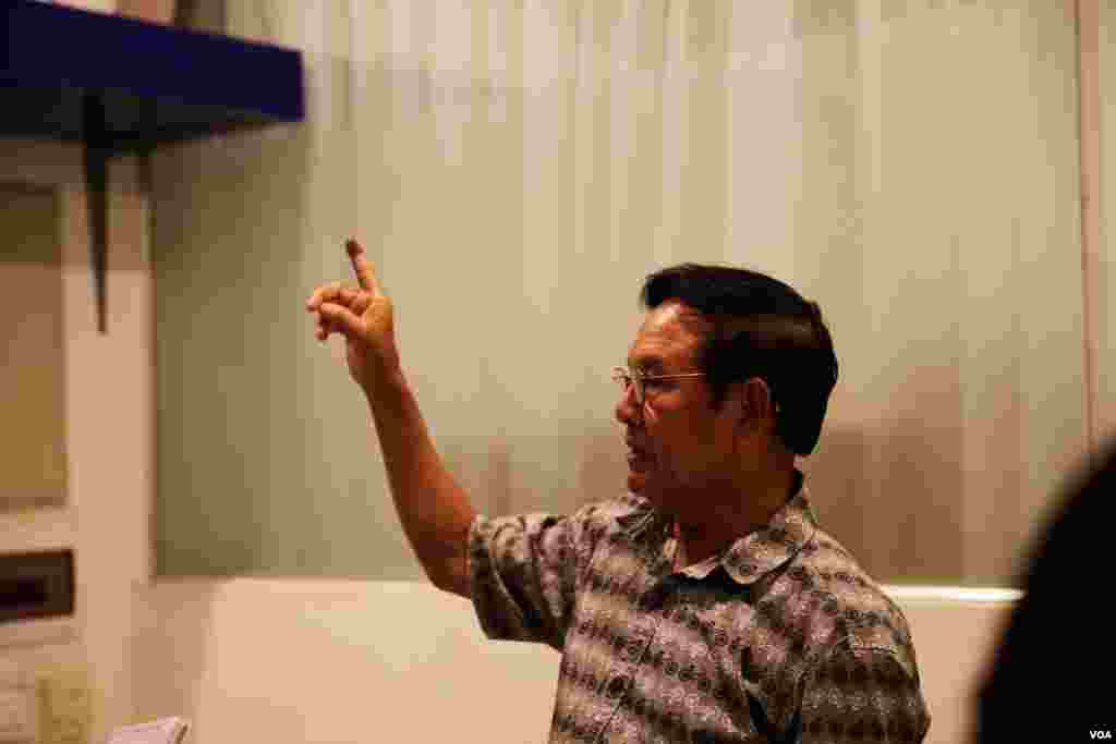 លោក កឹម សុខា ថ្លែង​មក​កាន់​ក្រុម​អ្នក​សារ​​ព័ត៌​មាន​ ​VOA​ នៅ​​វេលា​ម៉ោង​ប្រមាណ​១០​យប់ ថ្ងៃ​អាទិត្យ ​ទី៤ ​ខែ​មិថុនា ​ឆ្នាំ២០១៧ ​ក្រោយ​​លទ្ធផល​បោះឆ្នោត​ឃុំ​សង្កាត់​ត្រូវ​បាន​ប្រកាស​ជា​បណ្ដើរៗ។ ​(អូន ឆេងប៉រ/VOA)