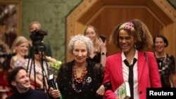 Margaret Atwood dan Bernardine Evaristo, penerima penghargaan sastra "Booker Prize" 2019 di Guildhall, London, Inggris, 14 Oktober 2019. (Foto: dok).