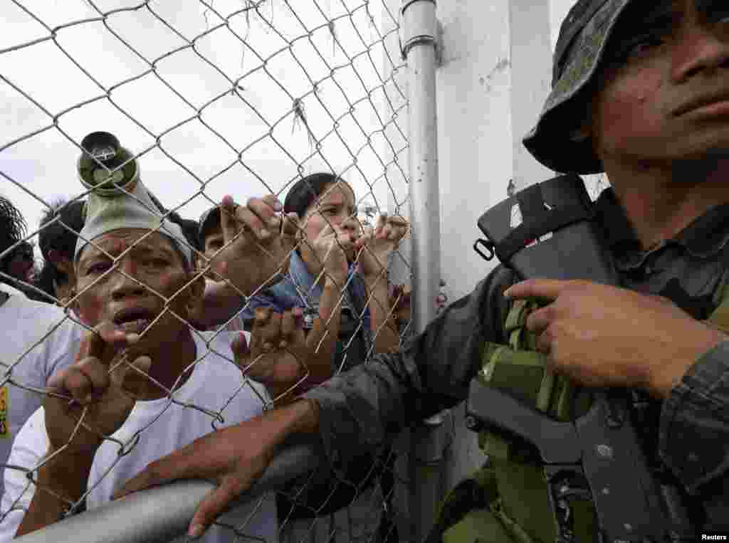Residents line up to receive treatment and relief supplies at Tacloban airport, Nov.11, 2013.&nbsp;