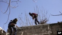 在土耳其努赛宾，库尔德工人党激进分子袭击了土耳其安全部队后迅速跑开。（2016年3月1日）