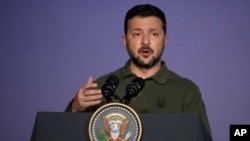 Presiden Ukraina Volodymyr Zelenskyy berbicara kepada jurnalis dalam konferensi pers setelah menandatangani kesepakatan keamanan bilateral dengan Presiden AS Joe Biden di sela KTT G7 di Savelletri, Italia, pada 13 Juni 2024. (Foto: AP/Andrew Medichini)