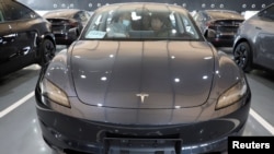 在北京的特斯拉的交付中心，顧客坐在一輛特斯拉Model Y電動汽車內。 (2025年1月8日)