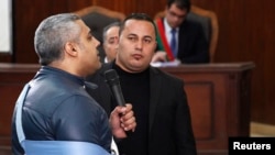 Jurnalis Al Jazeera Mohamed Fahmy berbicara dengan hakim di pengadilan di Kairo (12/2). (Reuters/Asmaa Waguih)