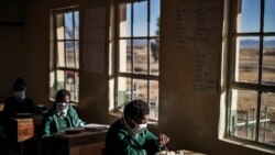 Les élèves de 7e année de l'école secondaire Sitoromo de Sterkspruit prennent leur petit-déjeuner le 6 juillet 2020.