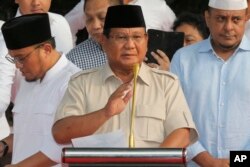 Capres 02 Prabowo Subianto berbicara kepada media dan pendukungnya di Jakarta, Rabu 17/4. (AP Photo/Tatan Syuflana)