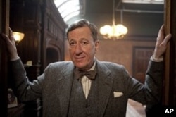 Gefforey Rush as Lionel Logue in Tom Hooper's film THE KING'S SPEECH.