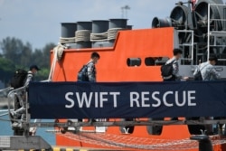 Para tentara Angkatan Laut Singapura menaiki Kapal Swift Rescue di Singapura untuk memulai operasi penyelamatan kapal selam TNI AL, KRI Nanggala-402, Rabu, 21 April 2021. (Foto: Ng Eng Hen/Facebook via Reuters)