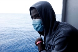 Migran asal Guinea, Amadou Traoré melihat ke Laut Mediterania saat menunggu kapal yang ditumpanginya berlabuh di pelabuhan Augusta, pulau Sisilia, Italia, Senin, 27 September 2021.
