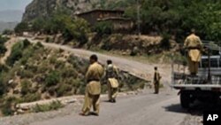 
د کورمې د مندوري او اوچت سيمو خلک وايي پوځيانو او اېف سي عسکرو نن د جمعې په ورځ په سیمه کې د لټونې عمليات پېل کړي او کور په کور ګرځي، وسلې راغونډوي او شکمن خلک اوچتوي