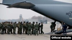 Izvedeni skokovi srpskih i američkih vojnih padobranaca, u Kovinu nedaleko od Beograda, 16. novembra 2017. (Foto: Ministarstvo odbrane Srbije)