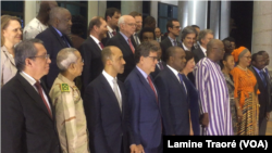 Photo de famille entre la délégation du conseil de Sécurité et les autorités burkinabè, à Ouagadougou, le 24 mars 2019. (VOA/Lamine Traoré)