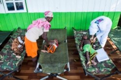 Anak-anak yang sakit dirawat oleh petugas kesehatan di sebuah rumah sakit di Agats, Kabupaten Asmat, 22 Januari 2018. (Foto: Antara/M Agung Rajasa via REUTERS)