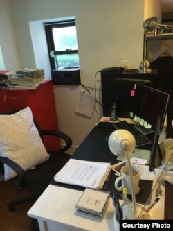 吴弘达办公桌(美国之音海涛拍摄)