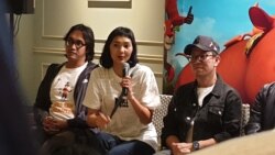 Penulis skenario Cassandra Massardi (tengah) berupaya memasukkan isu konservasi ke kehidupan sehari-hari. (VOA/Rio Tuasikal)