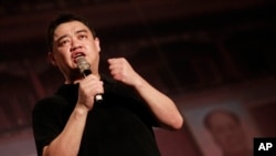 资料照片：2014年6月4日，1989年天安门广场抗议活动的前学生领袖吾尔开希在台北举行的守夜活动中发表讲话，纪念中国军队镇压北京民主运动25周年。