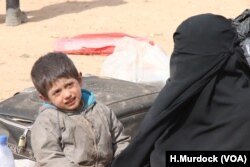 Umm Anas is defiant in declaring her allegiance to Islamic State near Baghuz in Deir el-Zour, Syria, Feb. 26, 2019. (H.Murdock/VOA)