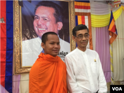 ព្រះអង្គម្ចាស់​ ស៊ីសុវត្ថិ​ ធម្មិកោ​ មន្ត្រី​ជាន់​ខ្ពស់​គណបក្ស​សង្គ្រោះ​ជាតិ​ ថតរូប​ជាមួយ​ព្រះសង្ឃ​ ក្នុង​រោងបុណ្យខួប​គម្រប់​ ១០០​ថ្ងៃ​ សព​ ​លោក កែម ឡី​ រៀបចំ​ឡើង​នៅ​ក្នុង​វត្តពោធិយ៉ារ៉ាម​ ហៅ​វត្ត​ចាស់​។​ (ហ៊ុល រស្មី​/VOA)