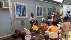 Des femmes en grossesse attendnt pour se faire consulter, le 18 janvier 2020. (VOA/Gilbert Tamba)