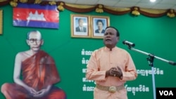 A professor from the Ministry of Culture and Fine Art recites a poem on National Reading Day at the National Institution of Education, Phnom Penh, Cambodia, March 11, 2017. (Khan Sokummono/VOA Khmer)