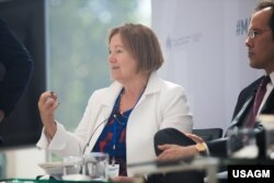 លោកស្រី អាម៉ាន់ដា បឺណិត (Amanda Bennett) នាយិកា​របស់​សំឡេង​សហរដ្ឋ​អាមេរិក (វីអូអេ) ថ្លែងនៅក្នុងវេទិកា​សារព័ត៌មាន​ដើម្បី​លទ្ធិ​ប្រជាធិប​តេយ្យ​ នៅ​រដ្ឋ​ធានី​វ៉ាស៊ីនតោន កាលពីថ្ងៃទី៧ ខែឧសភា ឆ្នាំ២០១៩។ (រូបថត៖ USAGM)