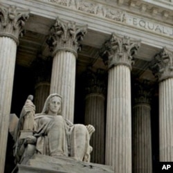 The US Supreme Court is hearing the US Chamber of Commerce's challenge of the law that allows Arizona to suspend the license of a company that employs illegal immigrants.