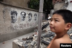 上海等待拆除的建筑的墙上有文革期间画上的毛泽东像（2006年9月8日）