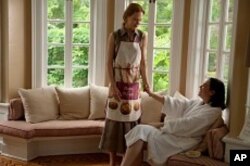 Becca (Nicole Kidman), left, and Izzy (Tammy Blanchard) right, in RABBIT HOLE.