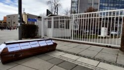 Kovčeg koji su pred zgradom Skupštine Kosova postavili aktivisti Alijanse za budućnost Kosova: Foto RFE/RL