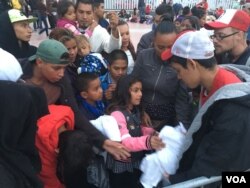 Asylum-seekers entered the El Chaparral port of entry, waiting to be attended. (VOA/ A. Martinez)
