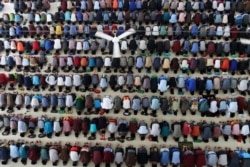 Para santri dari Pesantren Ar-Raudhatul Hasanah melakukan shalat dzuhur pada hari pertama puasa selama bulan suci Ramadhan di Medan, Sumatera Utara. (Foto: Reuters)