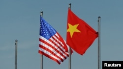 Quốc kỳ Hoa Kỳ và Việt Nam [Ảnh minh họa]