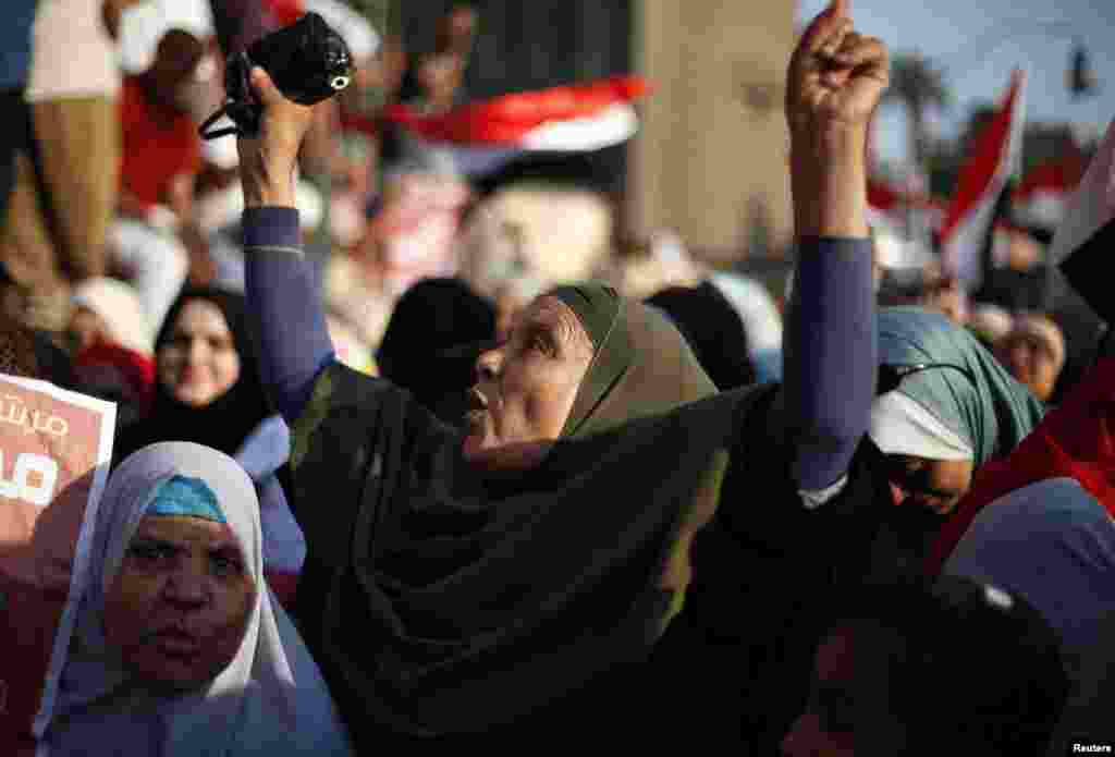 Supporters of Muslim Brotherhood's presidential candidate Mohamed Morsi celebrate his victory at the election at Tahrir Square in Cairo, June 24, 2012. (Reuters)