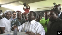 Presidential candidate Henri Konan Bedie casts his ballot in the first round of presidential elections in Abidjan, Ivory Coast, 31 Oct 2010