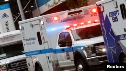 Ambulans berjajar di pintu emergency Rumah Sakit Mount Sinai di Manhattan, New York di tengah pandemi virus corona, 13 April 2020. (Foto: Reuters)