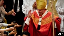Le pape Francois salue les fidèles à Bangkok, Thailande, le 22 novembre 2019. (Photo: Lillian SUWANRUMPHA / AFP)