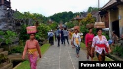Warga Penglipuran sedang melakukan ritual adat usai menggali sumur (Foto: VOA/ Petrus Riski)