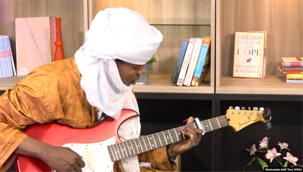 Abdoulaye Madassane Alkika mawaki na tawagar &quot;Les Filles de Illighadad&quot;