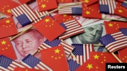 美中国旗和货币的图案。中国对600亿美元美国商品加征的关税于北京时间周六（6月1日）生效，清单囊括了超过5000种美国商品。