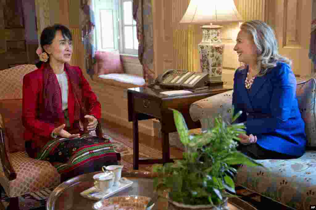 Secretary of State Hillary Rodham Clinton, right, meets with Burmese democracy leader Aung San Suu Kyi at the State Department, Washington, September 18, 2012. 