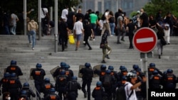 La policía se enfrenta con los manifestantes durante una marcha en homenaje a Nahel, una adolescente de 17 años que murió por disparos de un policía francés durante una parada de tráfico, en Nanterre, suburbio de París, Francia, el 29 de junio de 2023. REUTERS/Sarah Meyssonnier