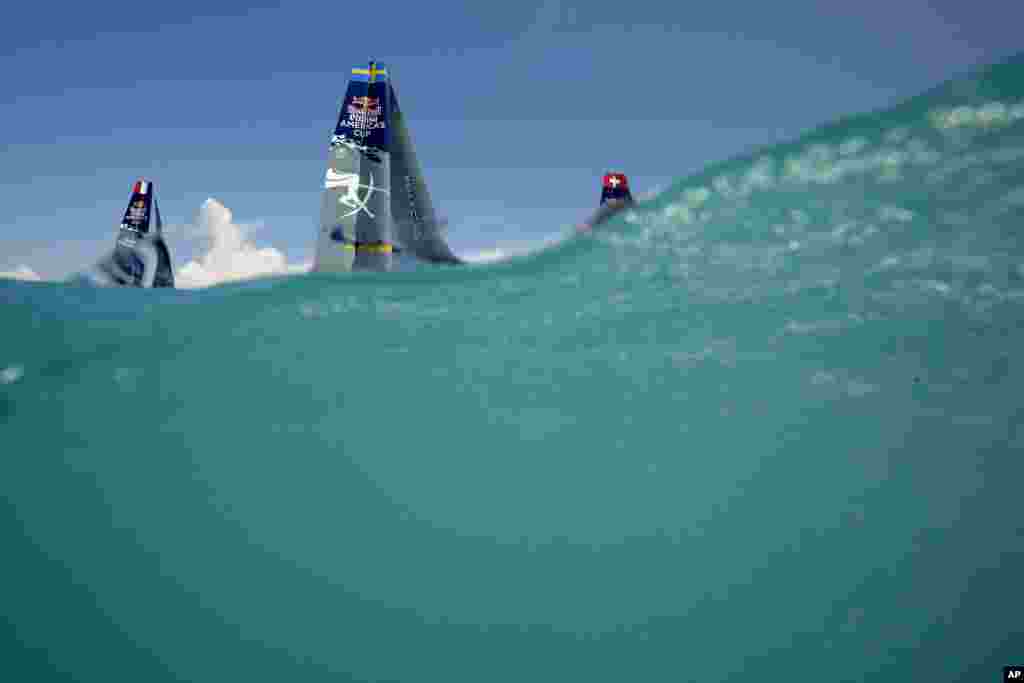 Perahu-perahu dari Perancis, Swedia, dan Swiss berlomba dalam lomba perahu di Bermuda.
