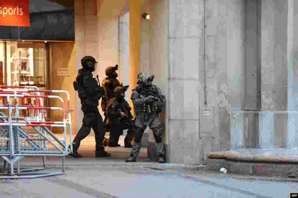Police secures the area of a subway station Karlsplatz (Stachus) near a shopping mall following a shooting on July 22, 2016 in Munich.