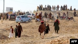 Paktiya viloyatida bir erkakning qatl etilishini tomosha qilishga kelgan omma, Afg'oniston, 13-noyabr, 2024 