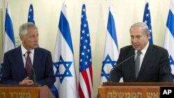 Menhan AS Hagel (kiri) dan PM Israel Benyamin Netanyahu menggelar konferensi pers bersama di Yerusalem (23/4).