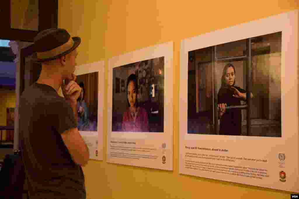 អ្នក​ទស្សនា​មើល​រូប​ថត​ដែល​បង្ហាញ​ពី​ស្រ្តី​បម្រើ​ការ​តាម​ផ្ទះ​​រងគ្រោះ​ពីការរំលោភ​បំពាន​និង​អំពើ​ហិង្សា​ ត្រូវ​បាន​ដាក់​តាំង​បង្ហាញ​នៅ​ក្នុង​ពិព័រណ៍​រូបថត​ &laquo;មិន​មាន​អ្នក​ណា​ម្នាក់​គួរ​ធ្វើ​ការ​បែប​នេះ​ទេ&raquo; នៅ​ឯ​ភោជនីយដ្ឋាន​ Foreign Correspondent of Phnom Penh កាល​ពី​ថ្ងៃ​ទី​៧ ខែ​ឧសភា ឆ្នាំ​២០១៥។​ (នូវ​ ពៅលក្ខិណា/VOA)