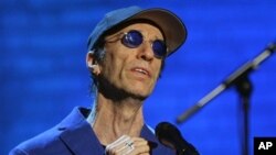 Robin Gibb, tampil dalam suatu latihan menjelang pertunjukkannya di Jerman (Foto: dok). Penyanyi 'The Bee Gees' ini sempat koma pekan lalu dan dirawat di sebuah rumah sakit di London.